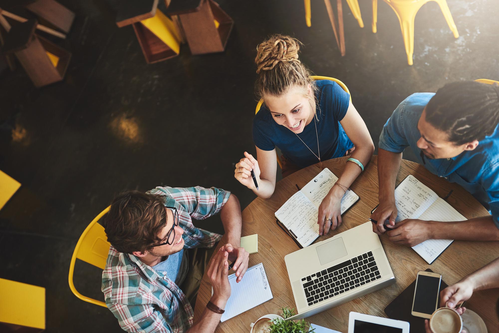 Groupe de jeune travaillant autour d'une table