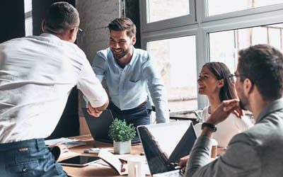 Hommes se serant la main autour d'une table