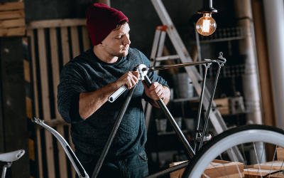 Artisan répare un vélo